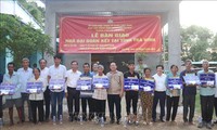 Bàn giao nhà cho hộ nghèo ở tỉnh Trà Vinh