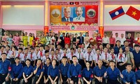 Thứ trưởng Bộ Ngoại giao Lê Thị Thu Hằng thăm cộng đồng người Việt Nam tại Lào