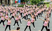 Hơn 700 phụ nữ các tỉnh phía Nam trình diễn Aerobic chào mừng ngày phụ nữ Việt Nam