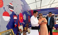 Bí thư Trung ương Đảng, Trưởng Ban Tuyên giáo Trung ương Nguyễn Trọng Nghĩa thăm Hội chợ - Triển lãm Việt Nam – Lào 