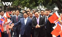 Thủ tướng Phạm Minh Chính và Thủ tướng Campuchia giao lưu với sinh viên Trường Đại học Ngoại thương