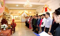 Đoàn các cơ quan đại diện Việt Nam tại Lào dâng hoa tưởng niệm Chủ tịch Kaysone Phomvihane và Chủ tịch Souphanouvong