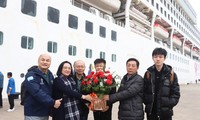 Tàu biển du lịch quốc tế đưa 400 khách thăm Vịnh Hạ Long