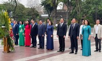 Lãnh đạo thành phố Hà Nội dâng hoa kỷ niệm 154 năm Ngày sinh V.I.Lênin 