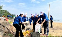 Làm sạch biển hưởng ứng Tuần lễ biển đảo Việt Nam 2024