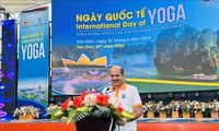 Hơn 1.000 người tham dự Ngày Quốc tế Yoga lần thứ 10 bên bờ vịnh Bái Tử Long