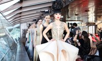 Jessica Minh Anh khởi đầu 2017 bằng show thời trang cao cấp trên sông Seine