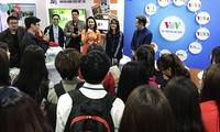 Sinh viên báo chí hào hứng với gian trưng bày VOV tại Hội báo Toàn quốc 2017