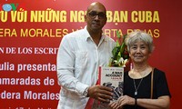 Hội Nhà văn tặng sách Biên bản chiến tranh 1-2-3-4.75 cho Hội Hữu nghị Cuba - Việt Nam