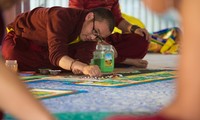 Chiêm ngưỡng quá trình làm tranh Mandala Phật Quan Âm bằng ngọc đá quý  