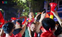 Cổ động viên Thủ đô thâu đêm ăn mừng chiến thắng đội tuyển Việt Nam