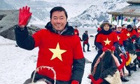 Đại sứ Phạm Sanh Châu quảng bá Việt Nam trên núi Himalaya tuyết trắng