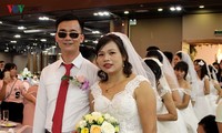 Ước ao được mặc váy cưới, cặp vợ chồng khiếm thị vượt hàng trăm km về Hà Nội
