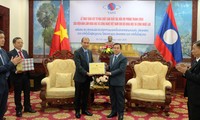 Viện Hàn lâm KHCN VN trao tặng vật tư phòng tránh Covid - 19 cho Bộ KHCN Lào.