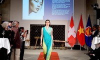 Tà áo dài Việt trên đường phố Châu Âu và thu nhập cho phụ nữ làng nghề