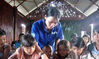 Voluntarios vietnamitas actuan para la paz y el progreso