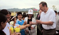 Congresista estadounidense apoya a las víctimas vietnamitas del agente naranja