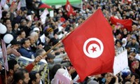 Tunecinos festejan un año de la caída del régimen de Ben Ali