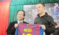 Club español Barcelona apoya el programa de fútbol comunitario de Vietnam