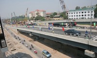 Premier vietnamita reclama perfeccionar la infraestructura vial del país 