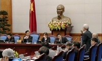 Premier vietnamita trabaja con científicos y economistas nacionales