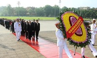 Dirigentes y pueblo de Vietnam rinden homenaje a Ho Chi Minh