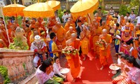 Monjes y creyentes jemeres de Tra Vinh reciben delegación budista de Cambodia 