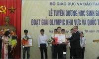 Reconocen alumnos vietnamitas premiados en Olimpíadas internacionales