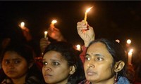 India enjuicia violación colectiva de estudiante en autobús