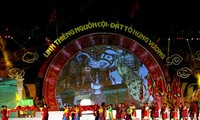 Vietnamitas celebran la Fiesta nacional del culto a los reyes Hung 2013
