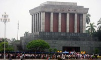 Miles de personas de Tra Vinh rinden homenaje a Ho Chi Minh