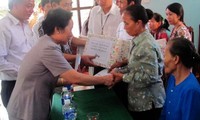 Vicepresidenta vietnamita entrega obsequios a personas desfavorecidas en Son La