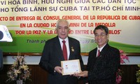 Entregan sello al cónsul general cubano
