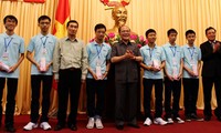 Dirigente del Parlamento elogia logros destacados de alumnos en el estudio 