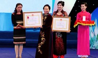 15 grupos e individuos femeninos honrados por sus aportes sociales en 2013