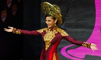 Áo dài de Vietnam destaca en Miss Universo 2013