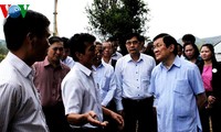 Presidente Truong Tan Sang visita victimas de inundaciones en Quang Ngai