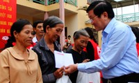 Presidente visita y entrega presentes a damnificados de inundaciones en Quang Nam