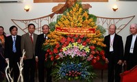 Felicitan a comunidad religiosa vietnamita por Navidad 2013