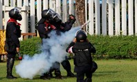 Policía tailandesa emplea gases lacrimógenos contra manifestantes en Bangkok 