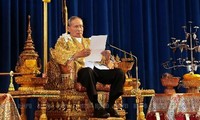 Exhorta rey tailandés a solución pacífica de crisis política 