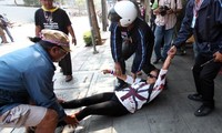 Investigan en Tailandia autoría de granada lanzada contra manifestantes