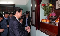 Primer ministro ofrenda inciensos en la reliquia Ho Chi Minh