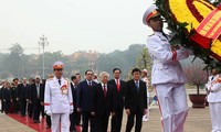 Dirigentes de Vietnam visitan Mausoleo Ho Chi Minh