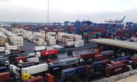 Primeras jornadas laborales en puertos de Sai Gon en el año del Caballo