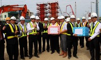 Vicepremier Nguyen Xuan Phuc  felicita a constructores