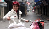 Comprar sal para suerte y prosperidad, costumbre vietnamita en el Tet