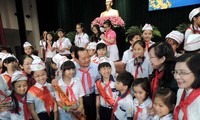 Dirigentes de Ciudad Ho Chi Minh sostienen encuentros con niños