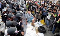 Policía tailandesa decidida a liberar 5 sitios ocupados por manifestantes en Bangkok