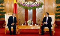 Primer ministro de Vietnam recibe a embajadores extranjeros